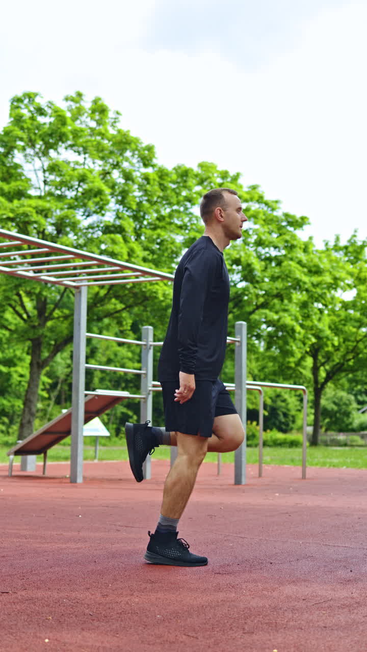 Un uomo atletico fa jogging in un'area fitness all'aperto, ideale per catturare la motivazione sportiva e immagini di lifestyle che ispirano uno stile di vita sano e attivo, evidenziando l'importanza dell'attività fisica.