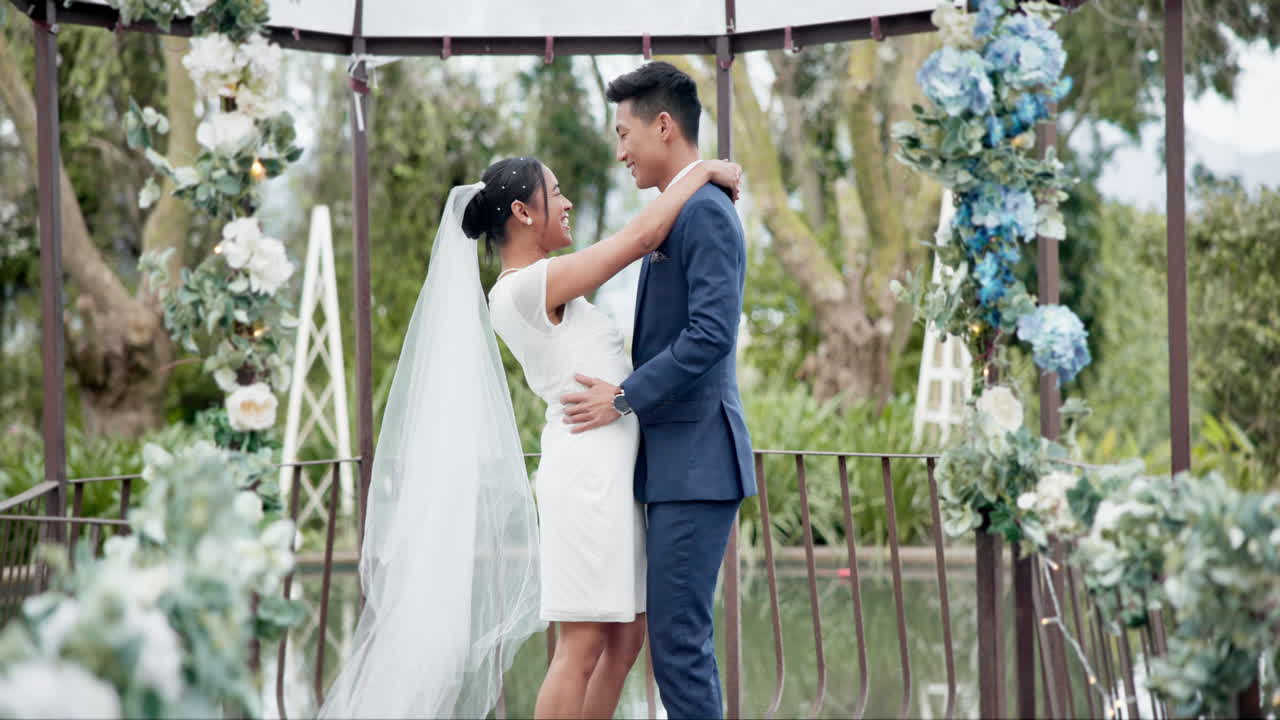 커플, 결혼식과 웃음으로 춤추기