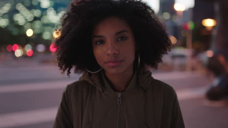 Retrato-De-Una-Joven-Negra-Segura-De-Sí-Misma-Mirando-La-Cámara-Pensativa-Y-Seria-En-La-Tranquila-Noche-Urbana-De-La-Ciudad