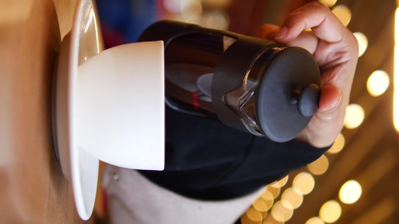 프렌치 프레스에서 커피를 붓는