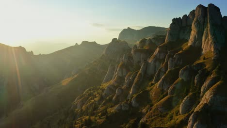 Vista-De-Drones-Sobre-El-Pico-Ciucas-Al-Atardecer,-Hermoso-Paisaje-Montañoso-En-Rumania