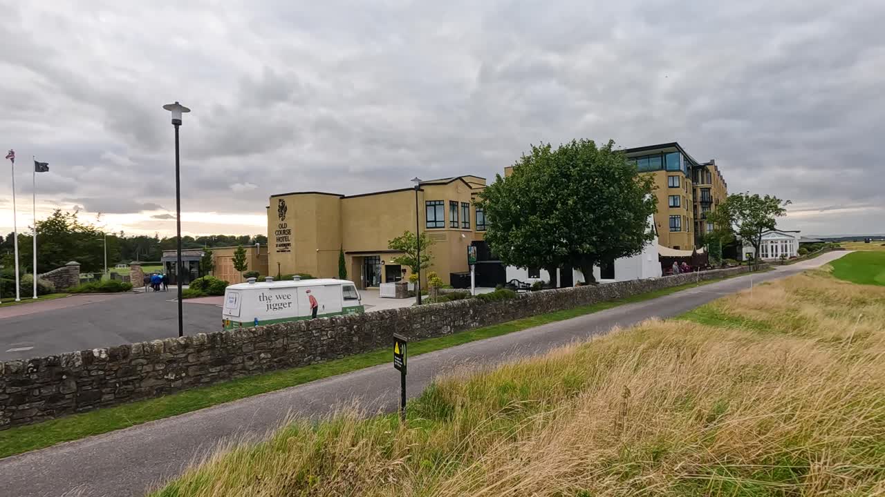 panorama panorámico del icónico campo de golf y clubhouse