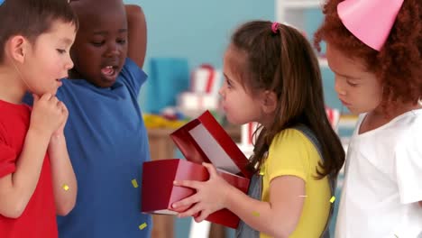animación de confeti sobre los niños en la fiesta de cumpleaños