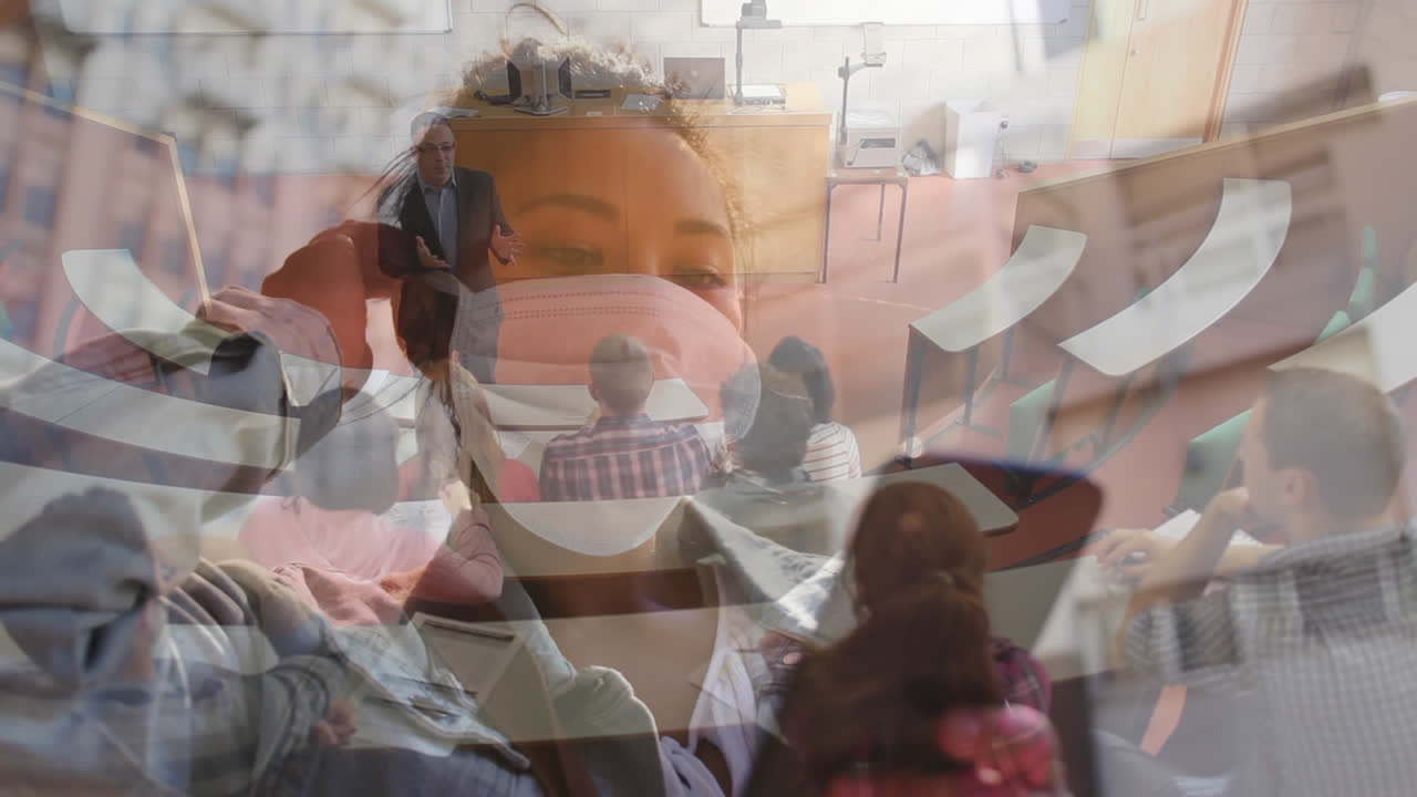 대학에서 학생들을 가르치는 교수를 상대로 스마트폰을 사용하는 여성이 얼굴 마스크를 착용합니다.