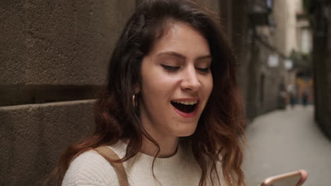 mujer sorprendida posando para la cámara