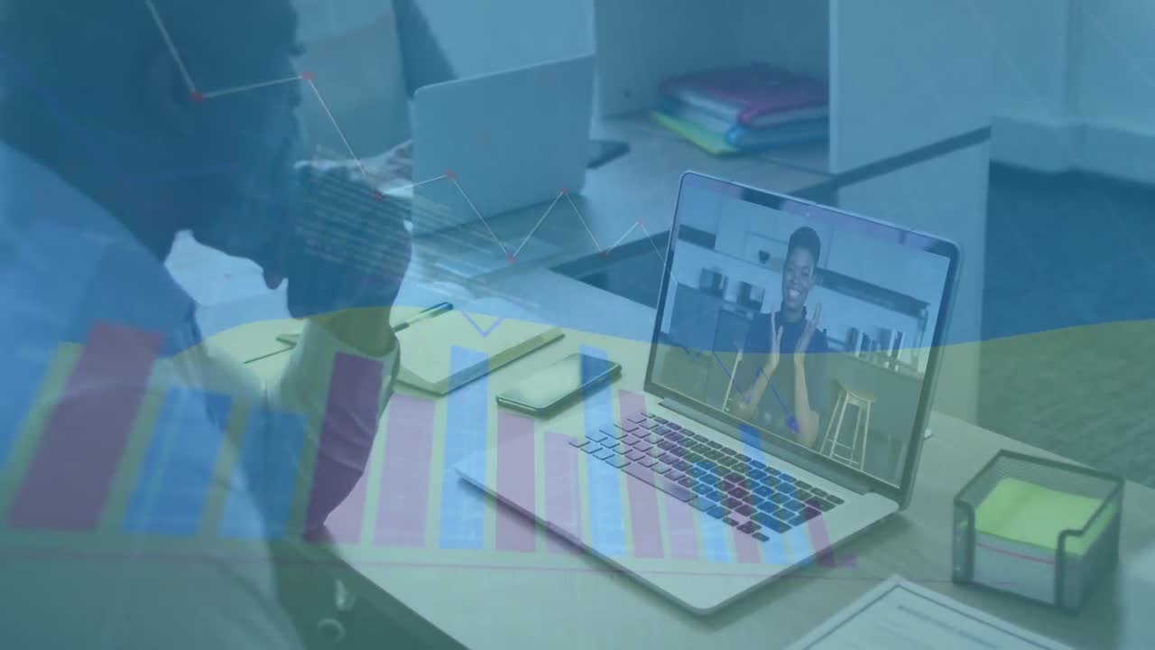 анимация обработки данных над афроамериканскими мужчинами, использующими ноутбук