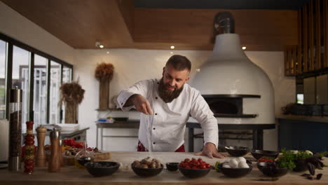 chef experimentado cocinero harina receta tradicional en el restaurante. hombre horneando en la cafetería