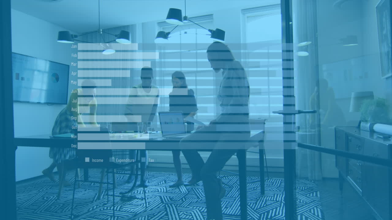 다양한 여성 동료들이 사무실에서 전략을 계획하는 데 대해 움직이는 바 그래프의 애니메이션