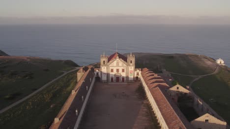 vista aérea del famoso santuario de nossa senhora do cabo espichel, en portugal