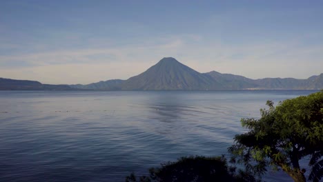 Hermosas-Escenas-De-Establecimiento-Del-Lago-Atitlán-Y-El-Volcán-Guatemala-Centroamérica-2