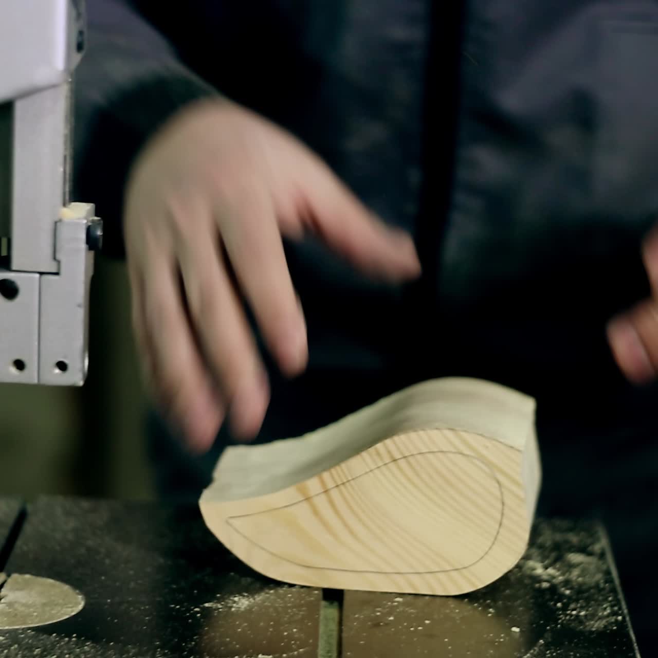 hombre cortando tabla de madera