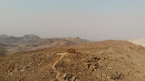 Ruta-De-Ciclismo-De-Montaña-Enduro-Con-Puesto-De-Control-De-Cabaña-De-Descanso-De-Madera-En-Al-Taween,-Fujairah,-Emiratos-árabes-Unidos