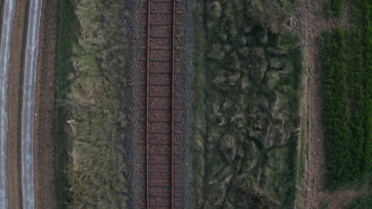 chinon 과 loudun 사이의 오래된 버려진 철도의 공중 드론 관점