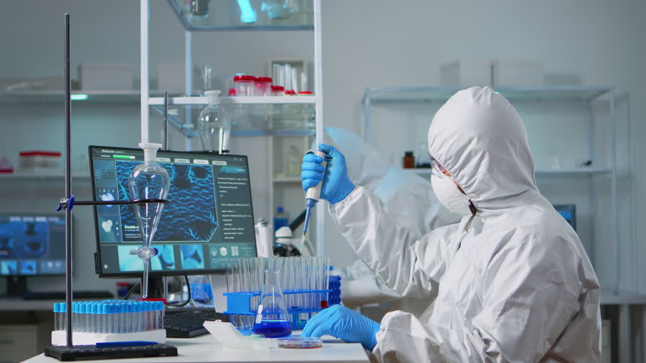 hombre científico en camiseta usando micropipeta