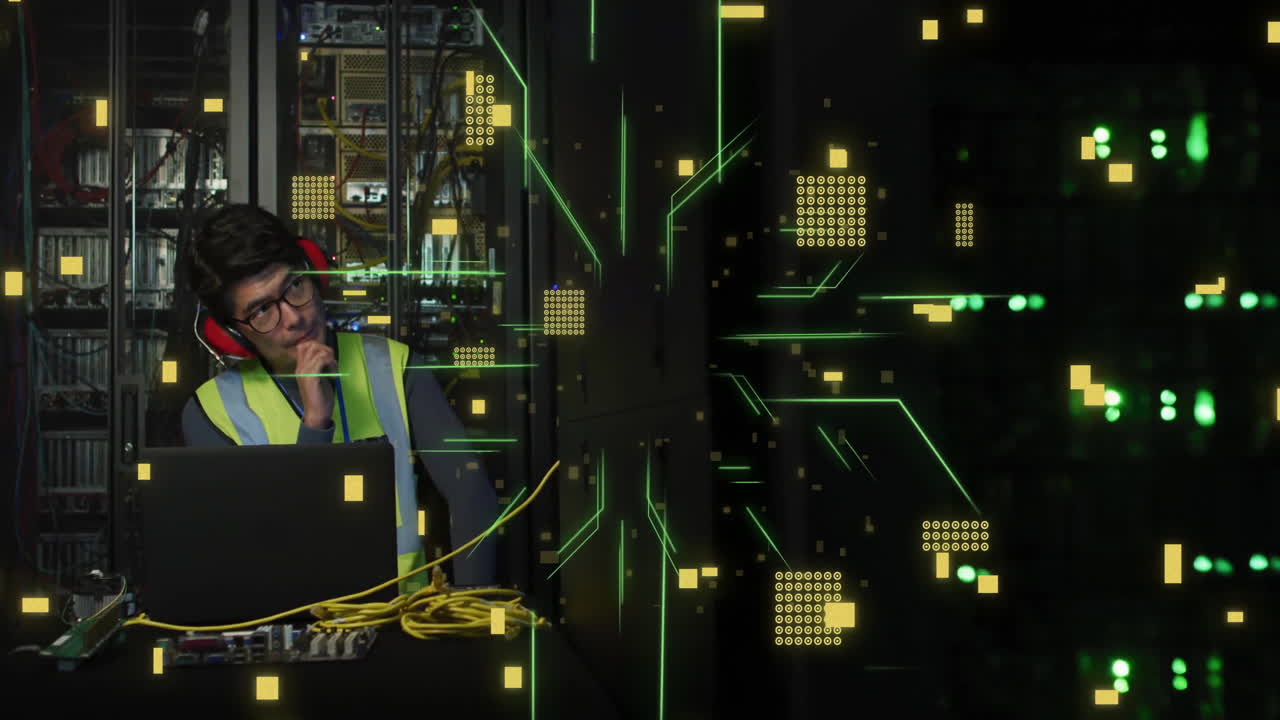 animación de la placa de circuitos y procesamiento de datos sobre ingeniero informático asiático por servidores informáticos