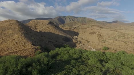 Maui-Berge,-Die-Eine-4k-Drohnenaufnahme-Aufbauen,-Die-Nach-Oben-Schwenkt