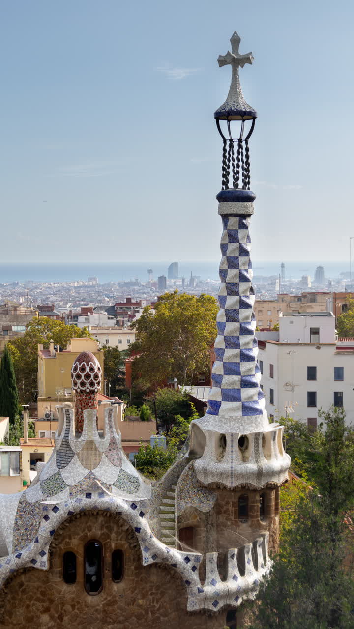timelapse del horizonte de barcelona tomado desde el parque guell en vertical