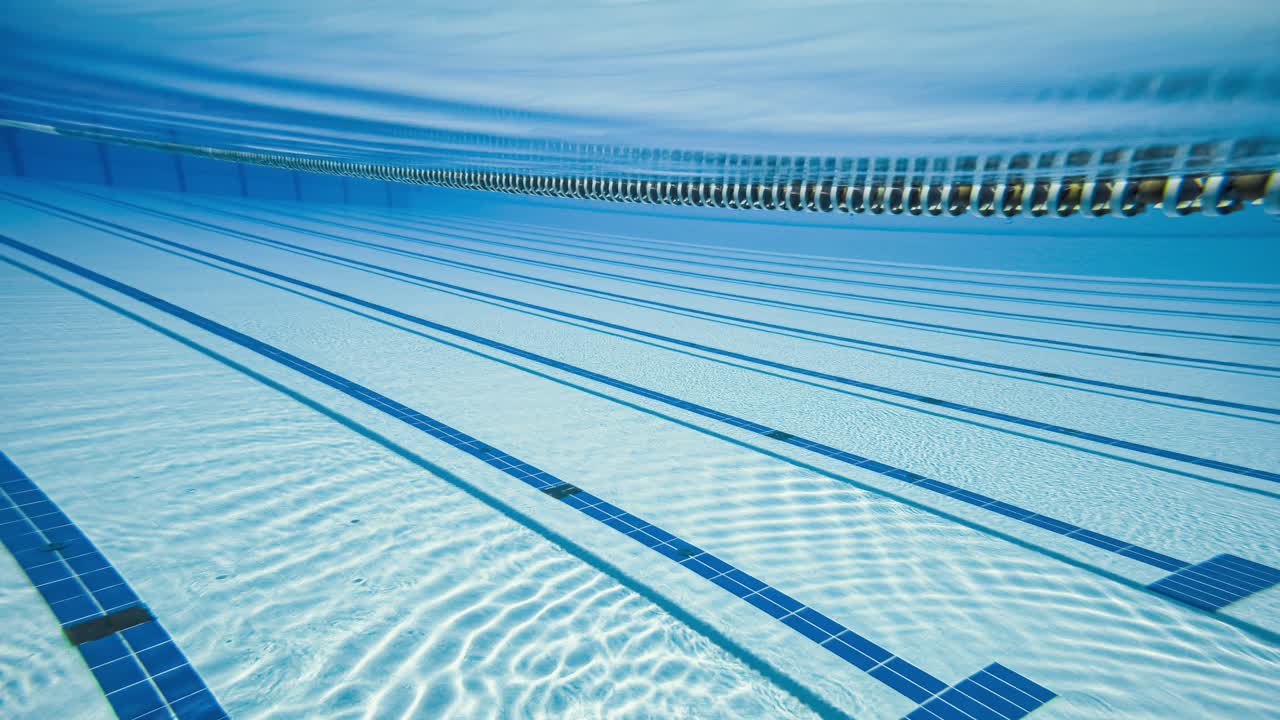 Basen olimpijski pod wodą w tle.