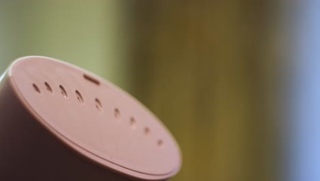 primer plano de un vaporizador de ropa portátil rosado