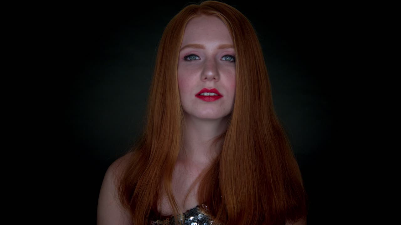 매끄러운 검은색 스튜디오 배경에서 피로에 눈이 처진 여성의 얼굴 클로즈업