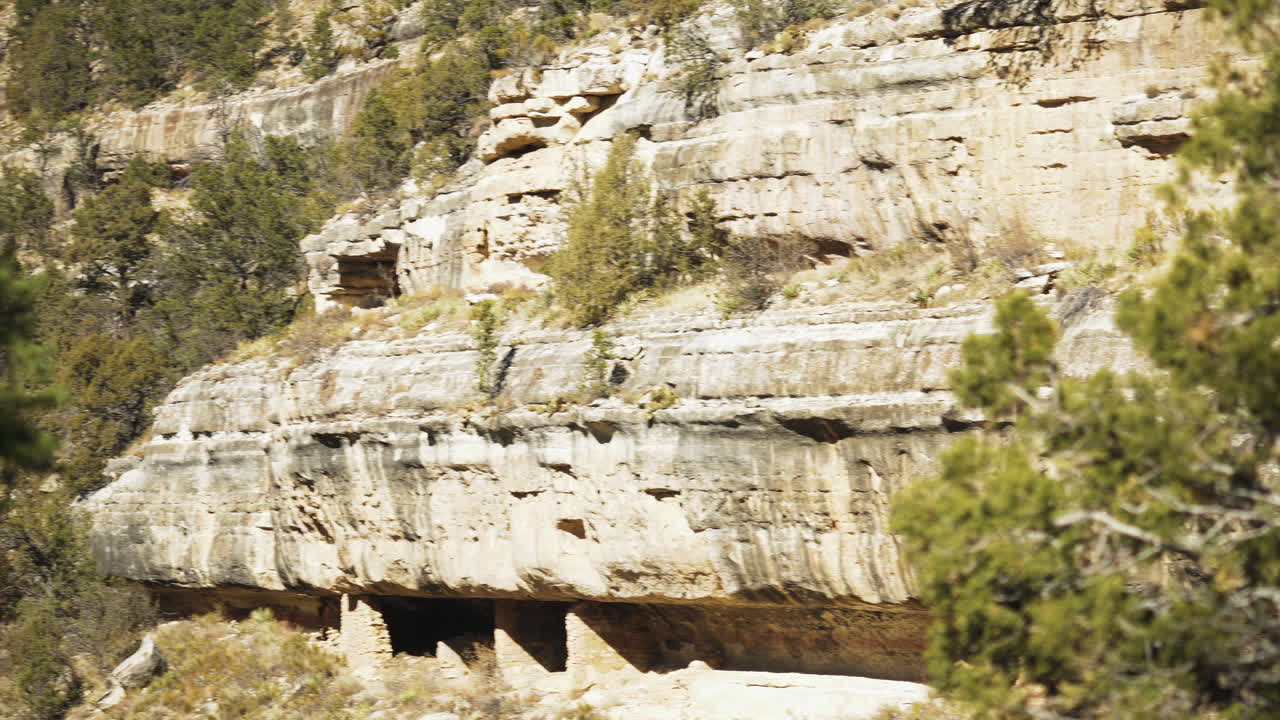 viviendas junto al acantilado en walnut canyon