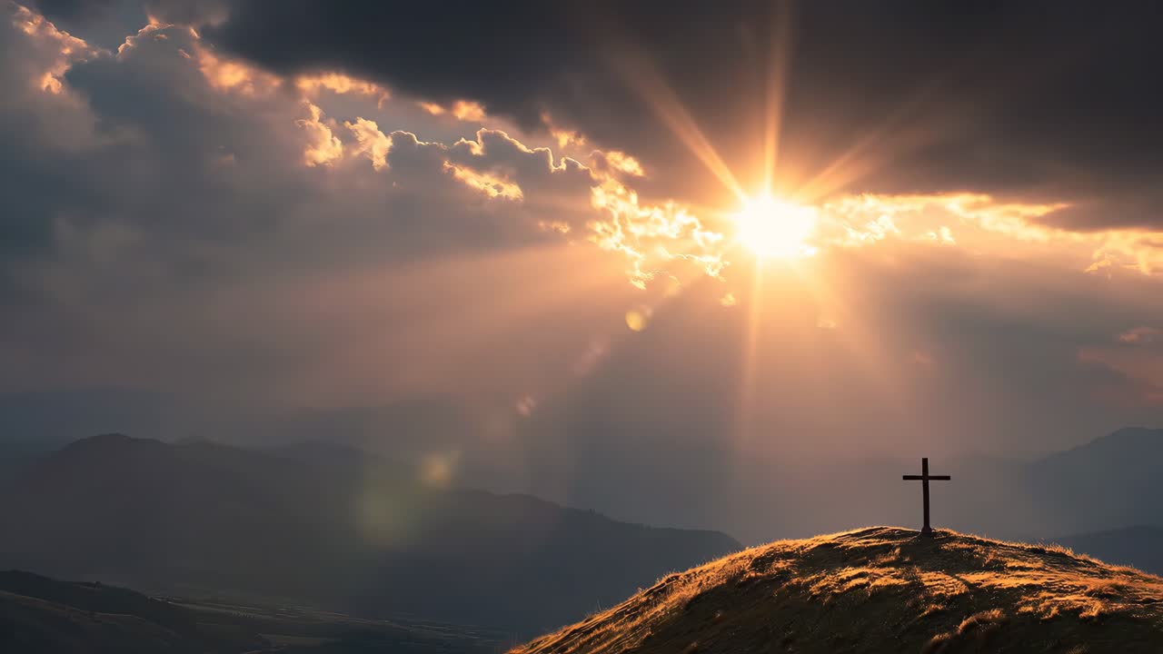 Croce sulla collina sotto un cielo suggestivo