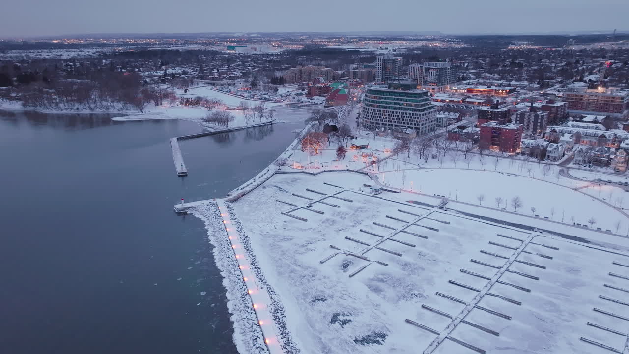 Vista aerea invernale del Porto di Bronte e del Lago Ontario, serena e innevata.