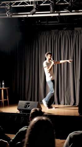 comediante en el escenario