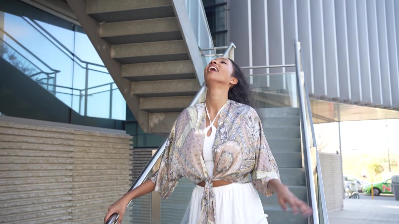 Un elegante servizio fotografico di moda all'aperto con una donna vestita con abiti e accessori alla moda.