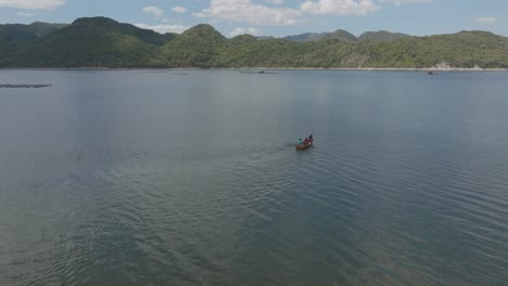 Persona-Remando-En-Bote-En-El-Lago-De-La-Presa-Hatillo,-República-Dominicana