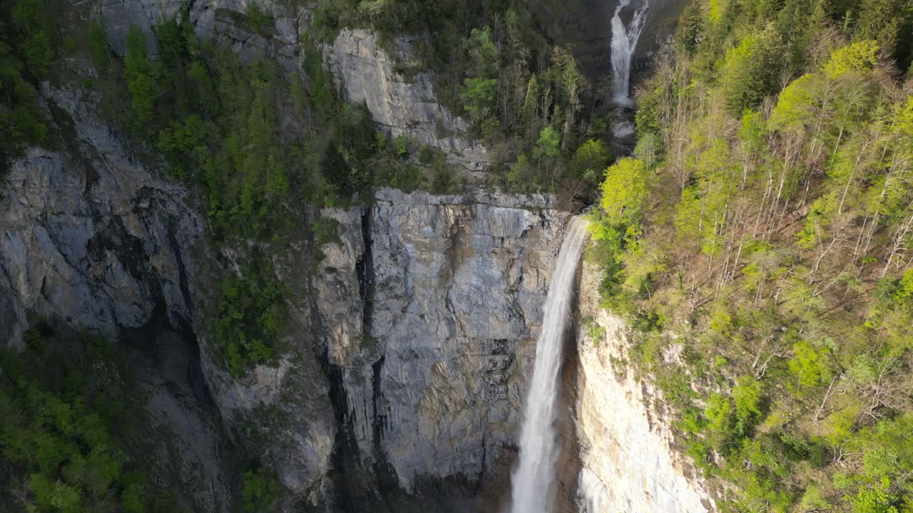 Veduta aerea dall'alto della bellissima cascata Seerenbachfälle ad Amden, Svizzera