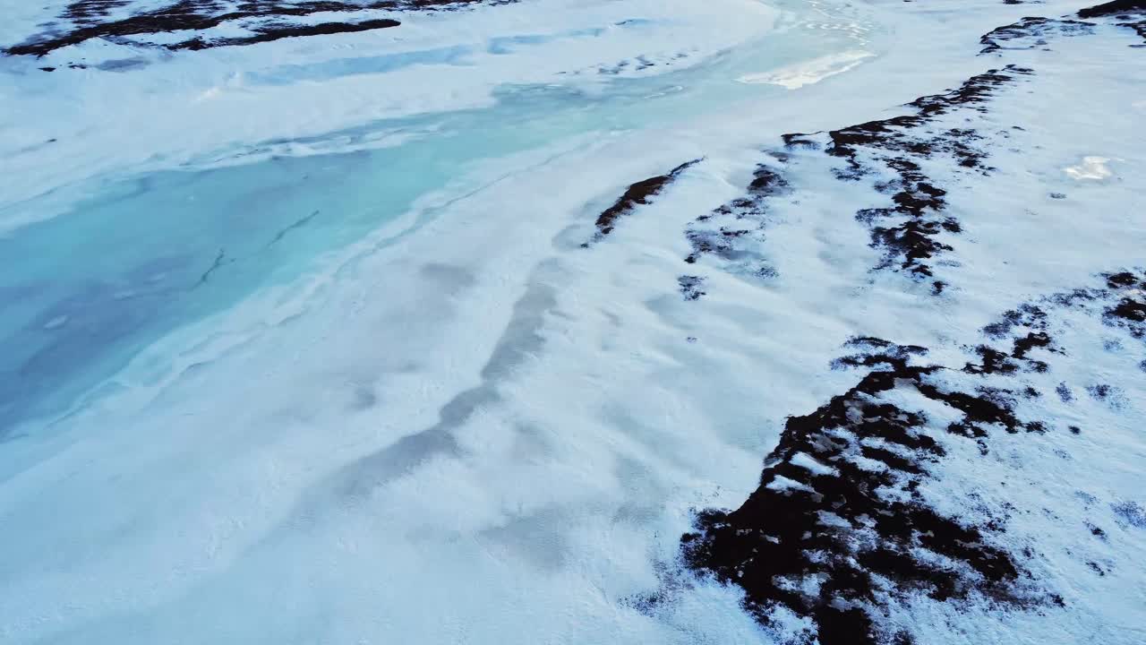 Neve e ghiaccio su terreno vulcanico