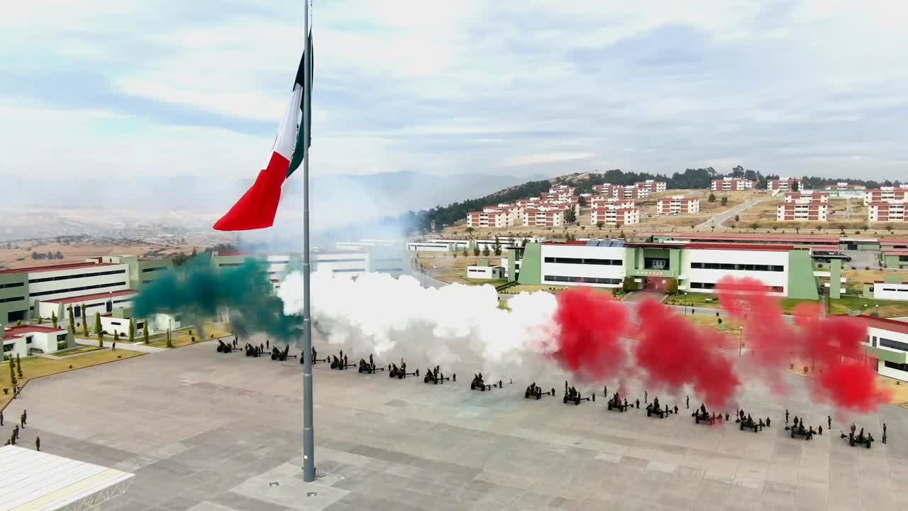 onora la bandiera con una salva di obici