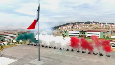 honra la bandera con una salva de obuses