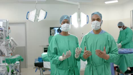 retrato de varios cirujanos con batas quirúrgicas en el quirófano, cámara lenta