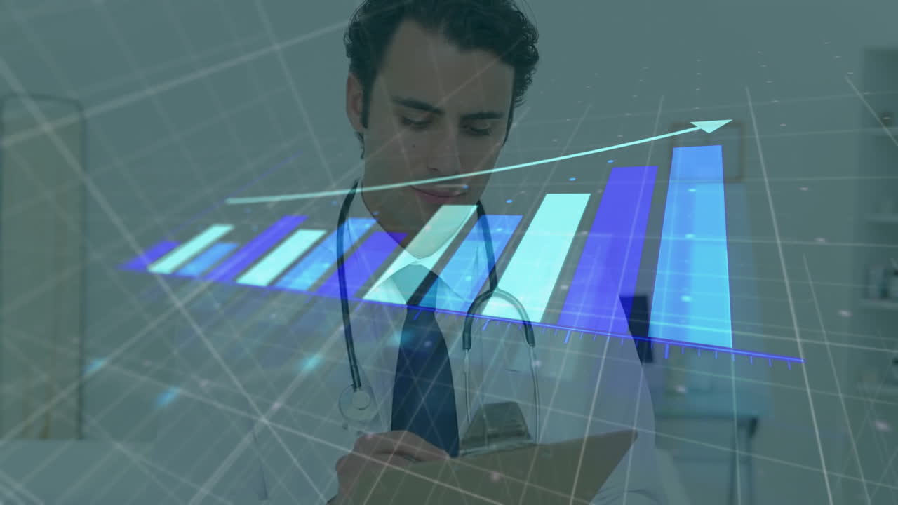 animación de procesamiento de datos con gráfico sobre médico caucásico tomando notas