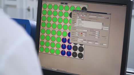 pantalla de computadora que muestra software para el análisis de datos en un laboratorio