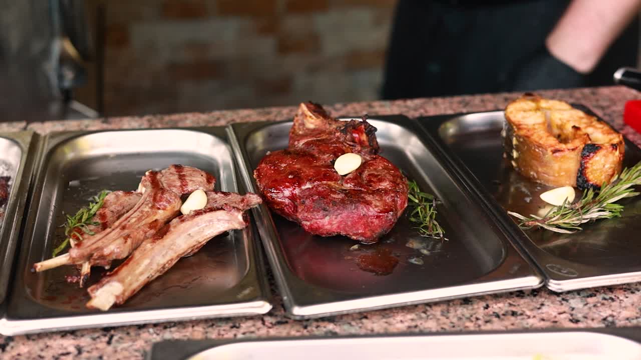 exhibición de carnes y peces a la parrilla