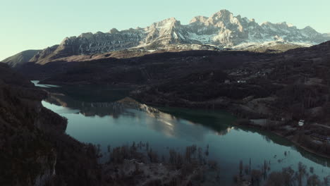 lago alpino y paisaje montañoso