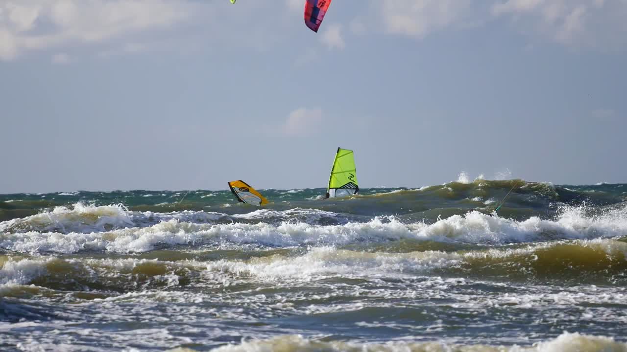 windsurfista saltando sobre la ola. mar báltico, polonia