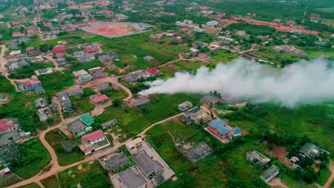 una grabación de humo de un dron de 4k capturada desde arriba