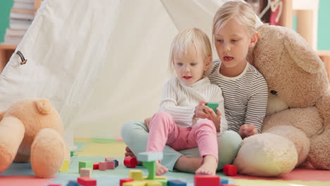 Niños,-Juguetes-Y-Unión-En-Casa