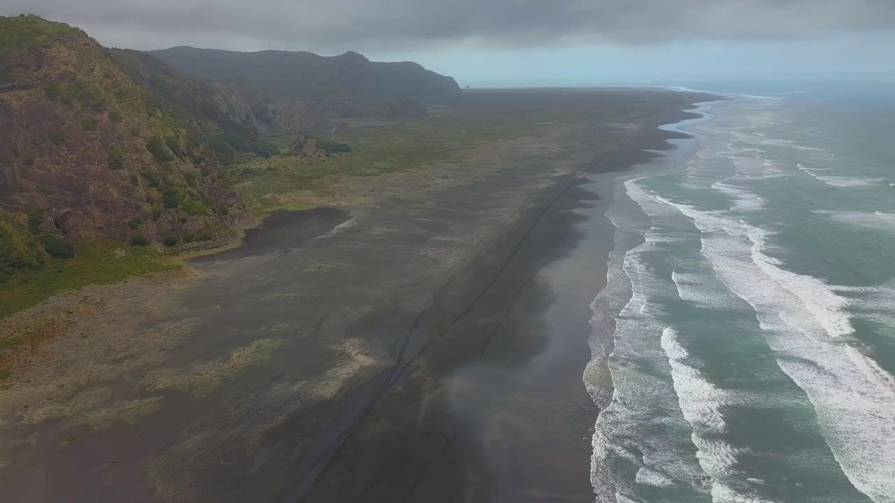 vista aérea de la playa de karekare en nueva zelanda en un día nublado