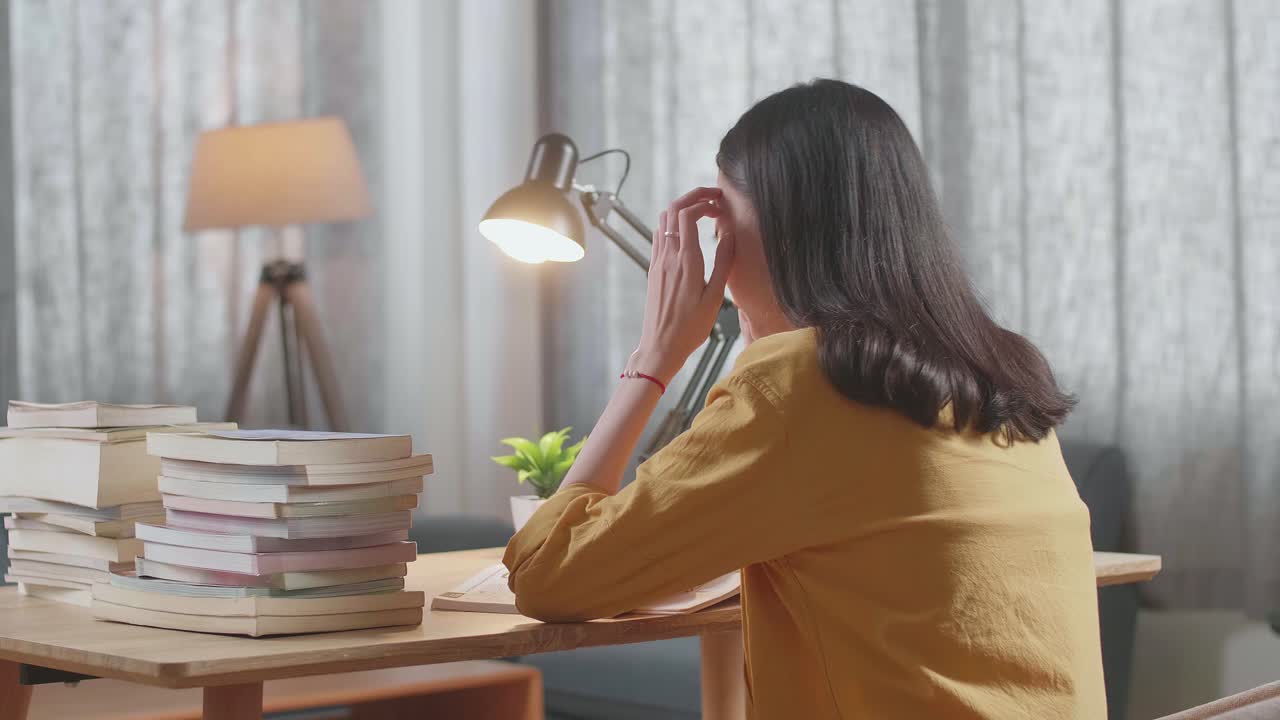 밤 늦게까지 공부하는 여자