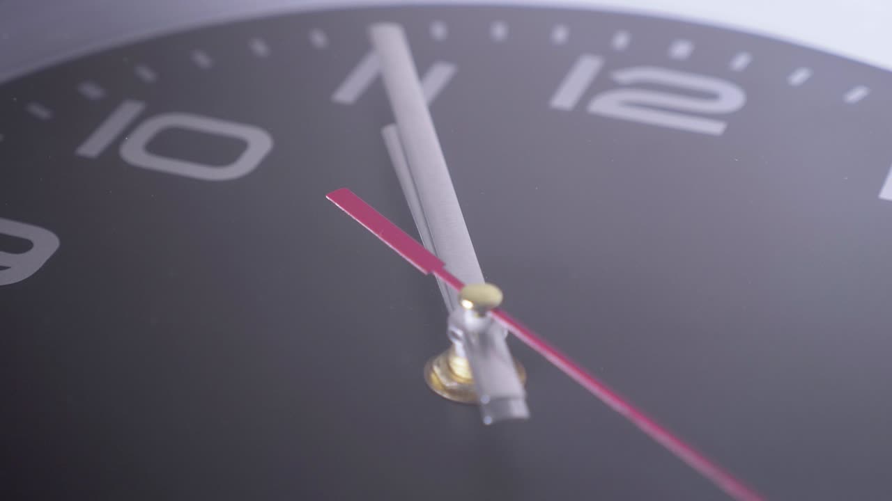 la segunda manilla del reloj girando rápido es un símbolo de la inexorabilidad del tiempo.