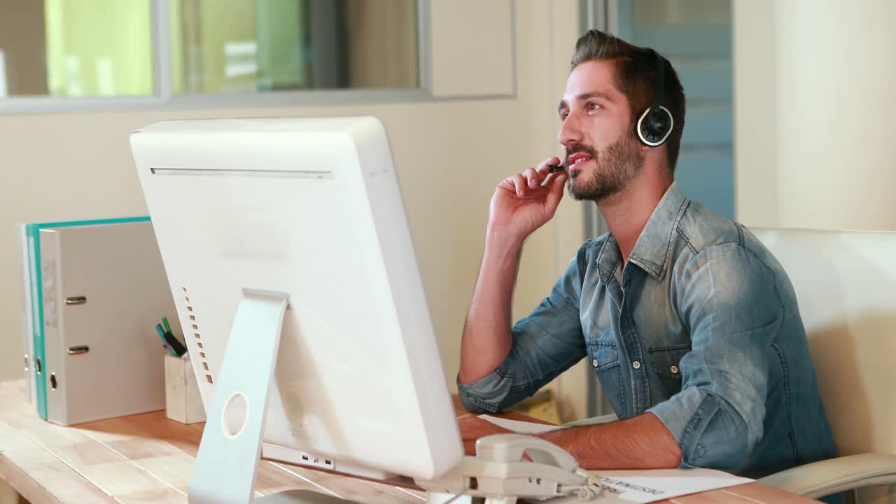 Uomo d'affari informale che parla con un auricolare