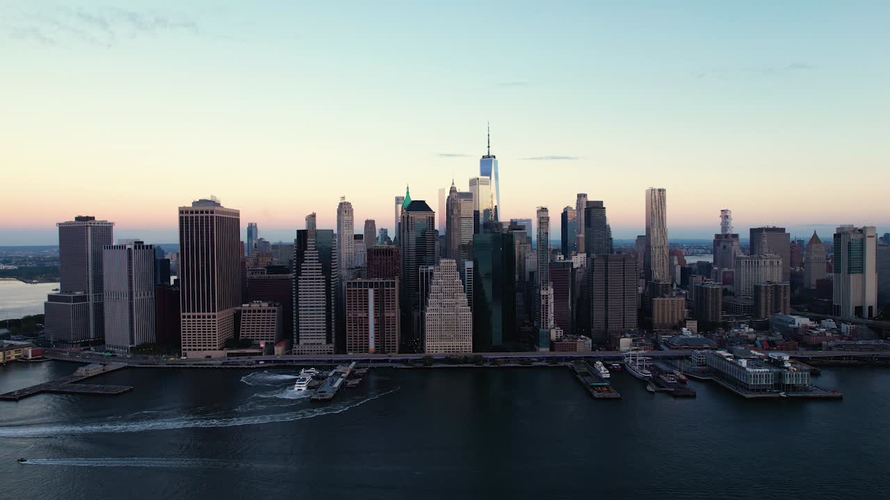 East River, Ponte di Brooklyn e lo skyline di Lower Manhattan, alba a New York, USA - Vista aerea