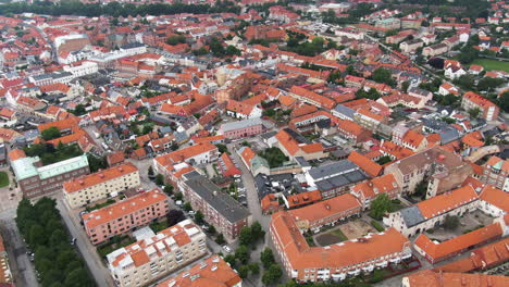 Hermoso-Casco-Antiguo-De-La-Ciudad-De-Ystad-En-Suecia,-Vista-Giratoria-De-Drones-Aéreos