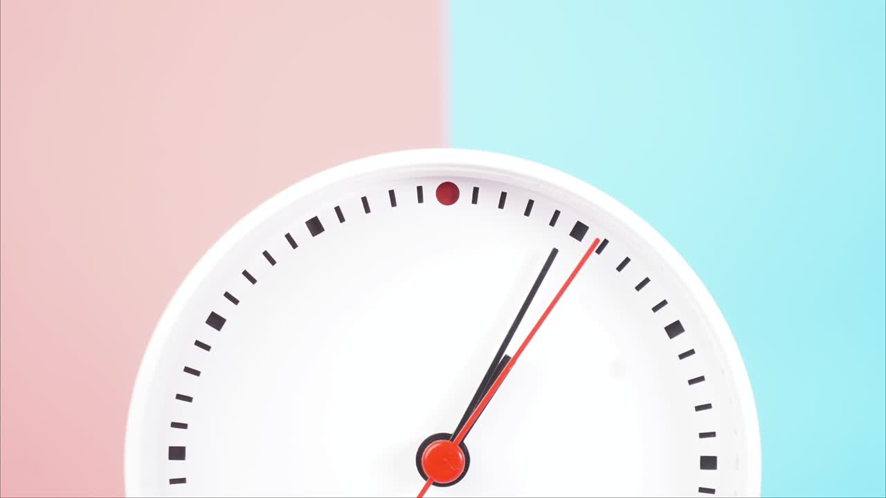 색 벽 시계가 시간을 알려줍니다.