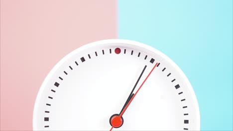 el reloj de pared blanco dice la hora.